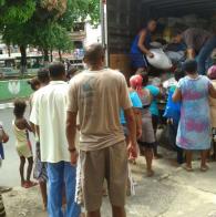 Vítimas da chuva nos Alagados e Santo Inácio recebem doações