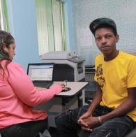 Irmãos voltam a estudar após perder família em deslizamento