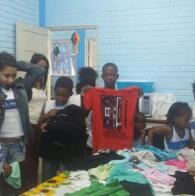 Voluntárias Sociais doam roupas ao projeto 'Inverno Quentinho' no bairro de Santa Cruz