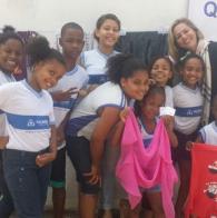 Voluntárias Sociais doam roupas ao projeto 'Inverno Quentinho' no bairro de Santa Cruz