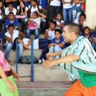 Projeto Pílulas Dançadas leva arte para colégio em Itapuã