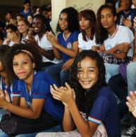 Projeto Pílulas Dançadas leva arte para colégio em Itapuã
