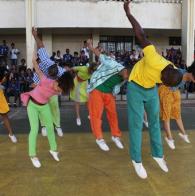 Projeto Pílulas Dançadas leva arte para colégio em Itapuã
