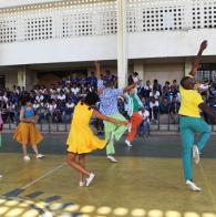 Projeto Pílulas Dançadas leva arte para colégio em Itapuã