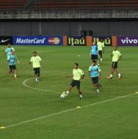 Público do show em prol do Martagão assiste a treino da Seleção