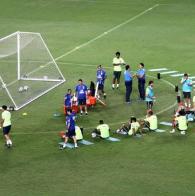 Público do show em prol do Martagão assiste a treino da Seleção