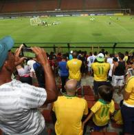 Público do show em prol do Martagão assiste a treino da Seleção