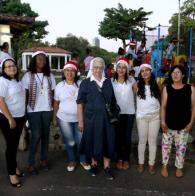 Voluntárias recebem crianças em Ondina para ceia de Natal