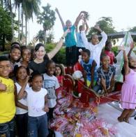 Voluntárias recebem crianças em Ondina para ceia de Natal