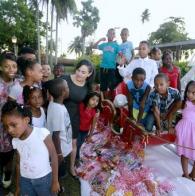 Voluntárias recebem crianças em Ondina para ceia de Natal