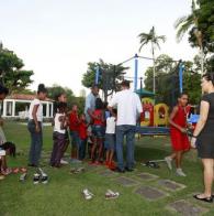 Voluntárias recebem crianças em Ondina para ceia de Natal