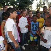 Voluntárias recebem crianças em Ondina para ceia de Natal