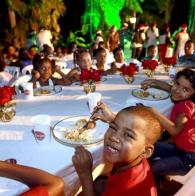 Voluntárias recebem crianças em Ondina para ceia de Natal