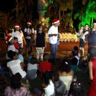 Voluntárias recebem crianças em Ondina para ceia de Natal