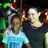 Voluntárias recebem crianças em Ondina para ceia de Natal