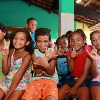 Camerata da Osba faz a festa de mães e filhos em escola de Itapuã