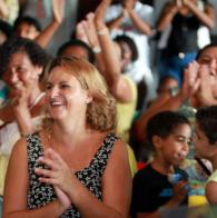 Camerata da Osba faz a festa de mães e filhos em escola de Itapuã