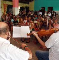 Camerata da Osba faz a festa de mães e filhos em escola de Itapuã