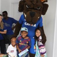  Em parceria com as Voluntarias o Cruzeiro  leva seu Mascote para visitar os pacientes do Martagão Gesteira