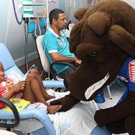 Em parceria com as Voluntarias o Cruzeiro  leva seu Mascote para visitar os pacientes do Martagão Gesteira