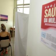 Voluntárias realizam inserção de DIU para mulheres de baixa renda