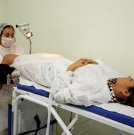 Voluntárias realizam inserção de DIU para mulheres de baixa renda