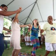 A dança também estava na programação, e eles aproveitaram a oportunidade de mexer o corpo Idosos recebem serviços das Voluntárias Sociais como presente de Natal
