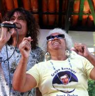 Luiz Caldas: "Aproximar as pessoas é uma atitude muito bonita das Voluntárias Sociais" Idosos recebem serviços das Voluntárias Sociais como presente de Natal