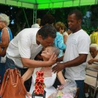 o tempo todo com os 450 idosos. Carinho e atenção eram as palavras de ordem no Palácio de Ondina Idosos recebem serviços das Voluntárias Sociais como presente de Natal