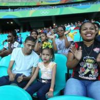 Com apoio das Voluntarias Jovens carentes assistem a partidas olímpicas na Arena Fonte Nova