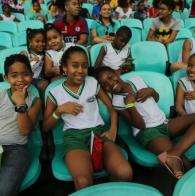 Com apoio das Voluntarias Jovens carentes assistem a partidas olímpicas na Arena Fonte Nova