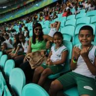 Com apoio das Voluntarias Jovens carentes assistem a partidas olímpicas na Arena Fonte Nova