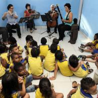 A visita do Bahia Cordas faz parte do Projeto Arte, Cultura e Lazer na Comunidade, desenvolvido pelas Voluntárias Sociais da Bahia (VSBA) em parceria com a Osba e o Balé do Teatro Castro Alves (TCA) VSBA e Osba levam música erudita a creche comunitária em Pirajá