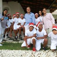 Comemoração de Natal com crianças no Palácio de Ondina Crianças de creches carentes celebram Natal com Voluntárias Sociais da Bahia