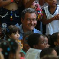 Comemoração de Natal com crianças no Palácio de Ondina Crianças de creches carentes celebram Natal com Voluntárias Sociais da Bahia