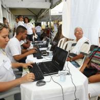 Voluntárias Sociais da Bahia realizam atividades para idosos de abrigos em comemoração ao Natal Idosos recebem serviços das Voluntárias Sociais como presente de Natal