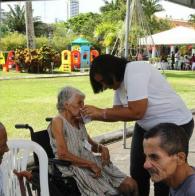 Voluntárias Sociais da Bahia realizam atividades para idosos de abrigos em comemoração ao Natal Idosos recebem serviços das Voluntárias Sociais como presente de Natal