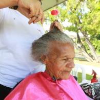 Voluntárias Sociais da Bahia realizam atividades para idosos de abrigos em comemoração ao Natal Idosos recebem serviços das Voluntárias Sociais como presente de Natal