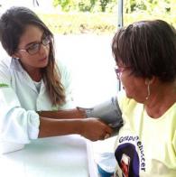 Voluntárias Sociais da Bahia realizam atividades para idosos de abrigos em comemoração ao Natal Idosos recebem serviços das Voluntárias Sociais como presente de Natal