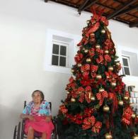 Voluntárias Sociais da Bahia realizam atividades para idosos de abrigos em comemoração ao Natal Idosos recebem serviços das Voluntárias Sociais como presente de Natal