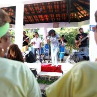Voluntárias Sociais da Bahia realizam atividades para idosos de abrigos em comemoração ao Natal Idosos recebem serviços das Voluntárias Sociais como presente de Natal