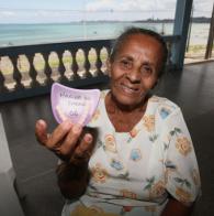 Voluntárias Sociais entregam óculos e próteses a idosos e crianças