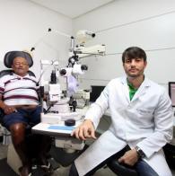 Augusto Faro, oftalmologista Voluntárias Sociais proporcionam cirurgias de catarata a 200 idosos