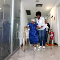 Cerca de 200 idosos são atendidos por um mutirão de cirurgias de catarata  Voluntárias Sociais proporcionam cirurgias de catarata a 200 idosos