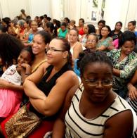 Voluntárias Sociais da Bahia entregam 260 óculos de grau as pacientes que foram atendidas no mutirão Março Mulher, ocorrido este ano Mais de 250 óculos são entregues para atendidas na Feira Março Mulher