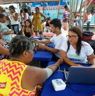 Voluntárias Sociais da Bahia promovem a Feira Saúde e Cidadania, que dispõe de unidades móveis para realização de exames preventivos de câncer, atendimento oftalmológico, odontológico, expedição de documentos e brinquedoteca, na Avenida Gal Costa. Foto: Paula Fróes/GOVBA Feira Cidadã oferece serviços aos moradores de Sussuarana, São Marcos e Pau da Lima