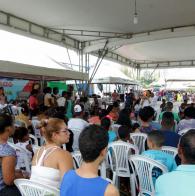 Voluntárias Sociais da Bahia promovem a Feira Saúde e Cidadania, que dispõe de unidades móveis para realização de exames preventivos de câncer, atendimento oftalmológico, odontológico, expedição de documentos e brinquedoteca, na Avenida Gal Costa. Foto: Paula Fróes/GOVBA Feira Cidadã oferece serviços aos moradores de Sussuarana, São Marcos e Pau da Lima