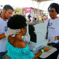 Voluntárias Sociais da Bahia promovem a Feira Saúde e Cidadania, que dispõe de unidades móveis para realização de exames preventivos de câncer, atendimento oftalmológico, odontológico, expedição de documentos e brinquedoteca, na Avenida Gal Costa. Foto: Paula Fróes/GOVBA Feira Cidadã oferece serviços aos moradores de Sussuarana, São Marcos e Pau da Lima