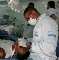Voluntárias Sociais da Bahia promovem a Feira Saúde e Cidadania, que dispõe de unidades móveis para realização de exames preventivos de câncer, atendimento oftalmológico, odontológico, expedição de documentos e brinquedoteca, na Avenida Gal Costa. Foto: Paula Fróes/GOVBA Feira Cidadã oferece serviços aos moradores de Sussuarana, São Marcos e Pau da Lima