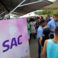 Voluntárias Sociais da Bahia promovem a Feira Saúde e Cidadania, que dispõe de unidades móveis para realização de exames preventivos de câncer, atendimento oftalmológico, odontológico, expedição de documentos e brinquedoteca, na Avenida Gal Costa. Foto: Paula Fróes/GOVBA Feira Cidadã oferece serviços aos moradores de Sussuarana, São Marcos e Pau da Lima